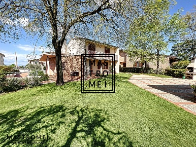 Foto Villa unifamiliare a Santa Croce sull'Arno Staffoli di 320 m²