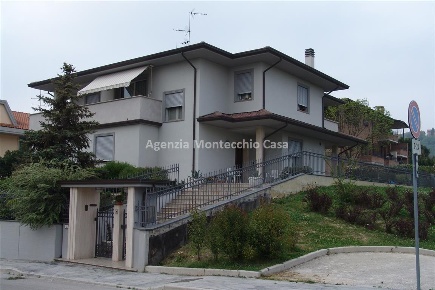 Foto Villa unifamiliare a Vallefoglia Montecchio di 501 m² con 14 locali