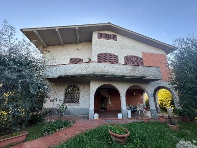 Foto Villa unifamiliare a Santa Croce sull'Arno Centro di 300 m² in vendita
