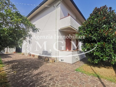 Foto Villa bifamiliare a Santa Croce sull'Arno Centro di 166 m² in vendita