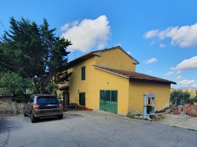 Foto Casa indipendente a Vinci di 165 m² con 7 locali in vendita