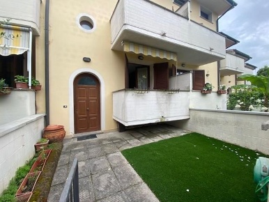 Foto Villa a schiera a Santa Croce sull'Arno Centro di 160 m² con 6 locali