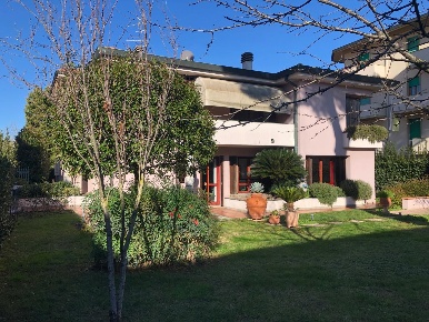 Foto Villa unifamiliare a Santa Croce sull'Arno Centro di 350 m² in vendita