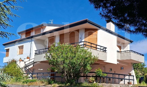 Foto Villa singola in Via Nino Martoglio 44, Pedara Centro di 300 m²