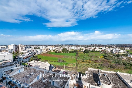 Foto Appartamento in Via Cisternino, Locorotondo di 136 m² con 4 locali