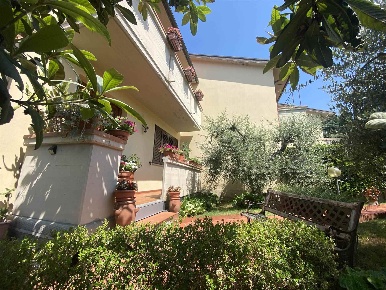 Foto Villa unifamiliare a Carmignano di 200 m² con 6 locali in vendita