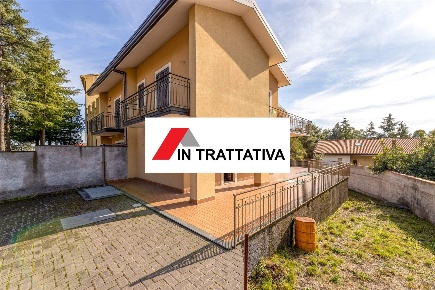 Foto Villa a schiera a Pedara Centro di 155 m² con 5 locali in vendita