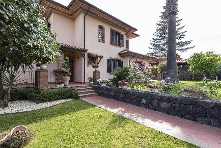 Foto Villa unifamiliare in Via delle Ginestre  58, Pedara Centro di 133 m²