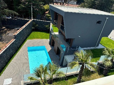 Foto Villa unifamiliare a Pedara Centro di 200 m² con 6 locali in vendita