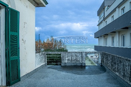 Foto Villa unifamiliare a Mondolfo di 270 m² con 12 locali in vendita