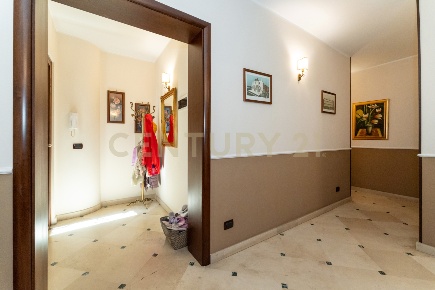 Foto Appartamento in Via Antonino di Sangiuliano 298, Catania di 300 m²