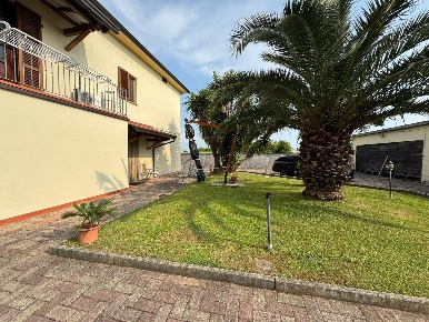 Foto Villa unifamiliare a San Giuliano Terme Arena Metato di 300 m²