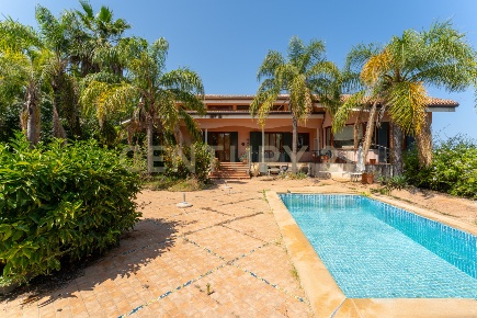 Foto Villa unifamiliare in Via Timparosa 39, Aci Castello di 377 m²