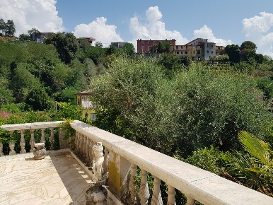 Foto Villa unifamiliare in Via Giuseppe Silicani 4, Carrara di 350 m²