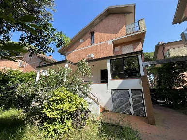 Foto Villa unifamiliare in Via Eritrea, Pietrasanta di 190 m² con 8 locali