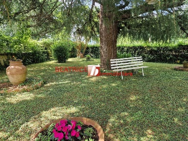 Foto Villa unifamiliare in VIA DI FREGIONAIA, Lucca di 240 m² con 10 locali