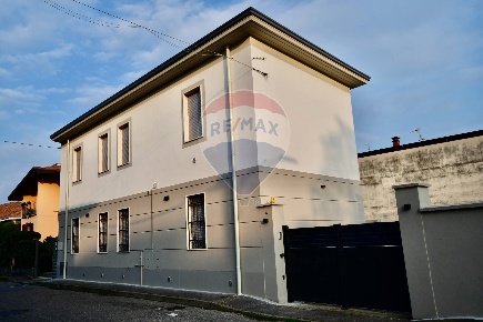 Foto Villa bifamiliare in VIA ALESSANDRO MANZONI, Castellanza di 200 m²