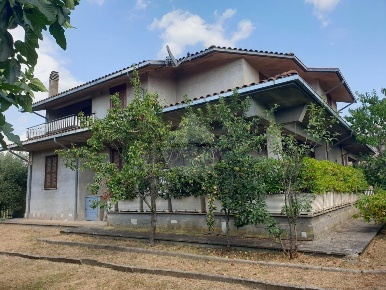 Foto Villa unifamiliare in VIA CASSIA SNC, Vetralla di 313 m² con 11 locali