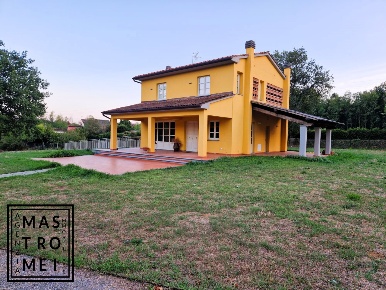 Foto Villa unifamiliare a Castelfranco di Sotto di 300 m² con 7 locali
