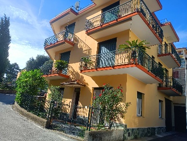 Foto Appartamento in Via Mina, Arenzano Centro di 105 m² con 3 locali