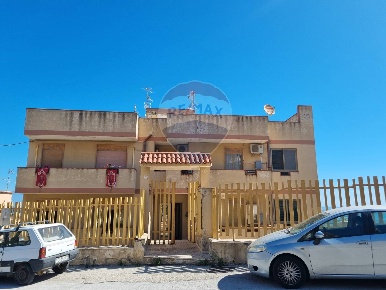 Foto Appartamento in via Siracusa, Melilli Centro di 90 m² con 5 locali