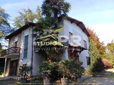 Foto Villa unifamiliare in viale Trieste, Olgiate Comasco Centro di 350 m²