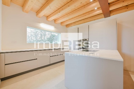 Foto Villa bifamiliare in Via Volpago Nord, Ponzano Veneto di 205 m²