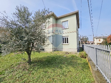 Foto Villa singola in VIA XXIV MAGGIO, Lonate Pozzolo Centro di 338 m²