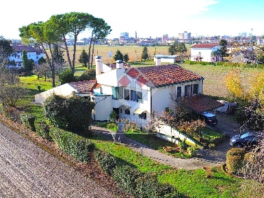 Foto Villa singola a Latisana di 300 m² con 10 locali in vendita