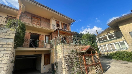 Foto Villa singola a Mercogliano di 240 m² con 6 locali in vendita