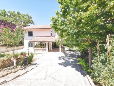 Foto Villa singola a Penne di 175 m² con 8 locali in vendita