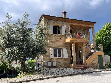 Foto Appartamento in Via Umbria, Montegranaro di 75 m² con 5 locali