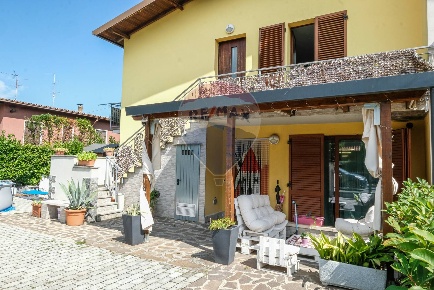 Foto Villa bifamiliare in Via Marco Polo, Osio Sotto di 233 m² con 8 locali