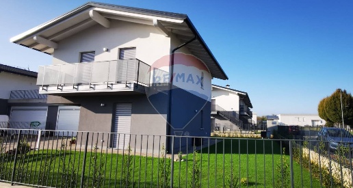 Foto Villa bifamiliare a Ponte San Pietro di 145 m² con 4 locali in vendita