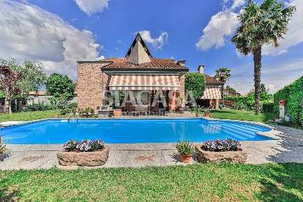 Foto Villa unifamiliare in via Salvador Allende, Bernareggio Centro
