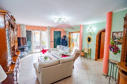 Foto Villa singola a Mascali Centro di 300 m² con 9 locali in vendita