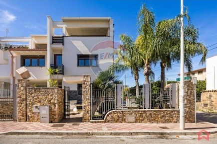 Foto Villa a schiera in Via José Maria Escrivà, Terrasini Centro di 368 m²