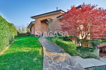 Foto Villa unifamiliare in Via Maroncelli, Bernareggio di 356 m² in vendita