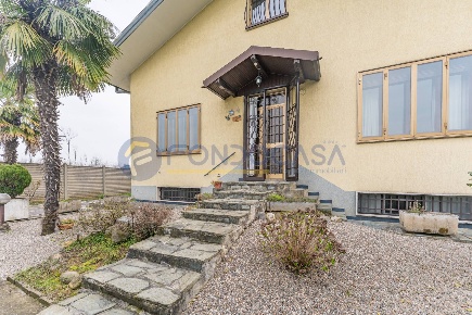 Foto Villa unifamiliare in VIA SECCHIA, Canegrate di 259 m² con 5 locali