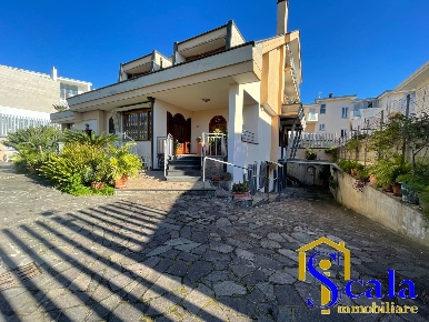 Foto Villa unifamiliare a San Prisco di 495 m² con 13 locali in vendita