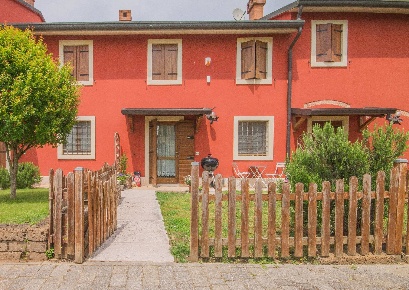 Foto Villa a schiera in via giuseppe garibaldi, Castel d'Azzano di 140 m²