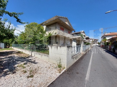 Foto Villa singola in Via Pepe 45, Tortoreto Tortoreto Lido di 640 m²