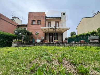 Foto Villa a schiera a Paullo Centro di 160 m² con 5 locali in vendita