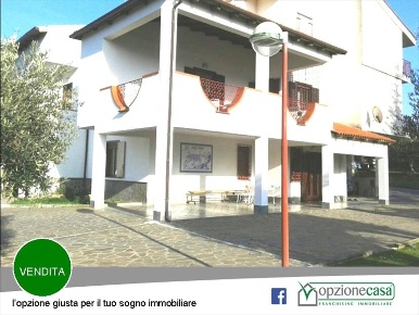 Foto Villa bifamiliare a Teano di 450 m² con 10 locali in vendita