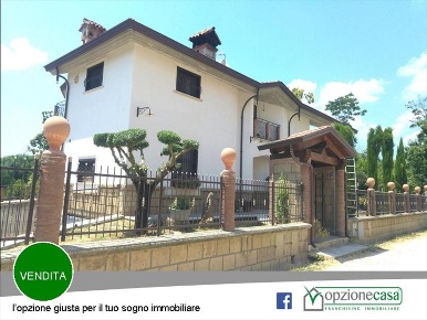 Foto Villa unifamiliare a Teano Centro di 250 m² con 6 locali in vendita
