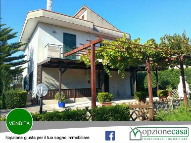 Foto Villa unifamiliare a Teano Centro di 170 m² con 7 locali in vendita