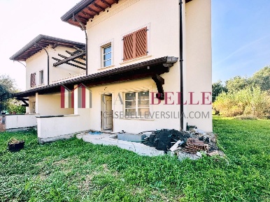 Foto Villa a schiera a Seravezza Ripa Pozzi Querceta Ponterosso di 250 m²