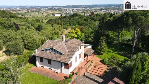 Foto Villa unifamiliare a Santa Maria a Monte Centro di 477 m² con 7 locali