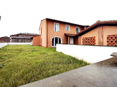 Foto Villa a schiera a Calcinaia Centro di 200 m² con 5 locali in vendita