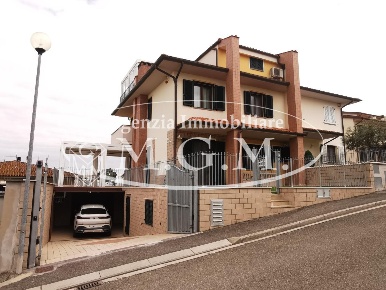 Foto Villa bifamiliare a Montopoli in Val d'Arno Marti di 220 m² in vendita
